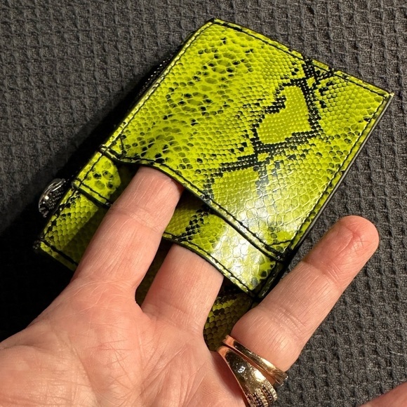 🎉Wild Fable Green Snakeskin ID/Credit Card Snap On Holder - Never Used - Picture 2 of 7
